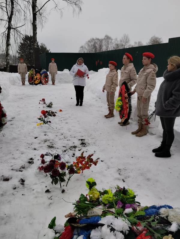 23 февраля юнармейцы детского дома, приняли участие в возложении венка к памятнику воинам, погибшим за освобождении Зубцова от немецко фашистских захватчиков, в честь дня Защитника Отечества